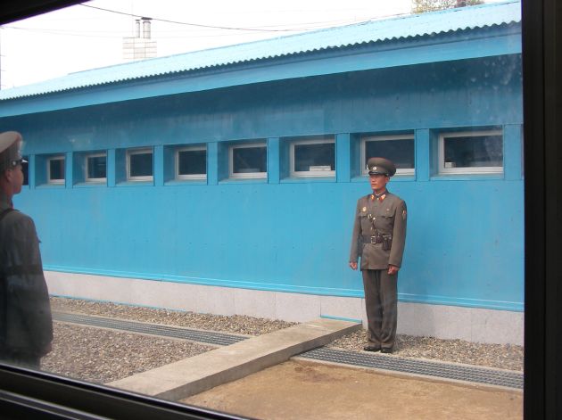 38度線（軍事停戦委員会の会議所）を警備する北朝鮮兵士3